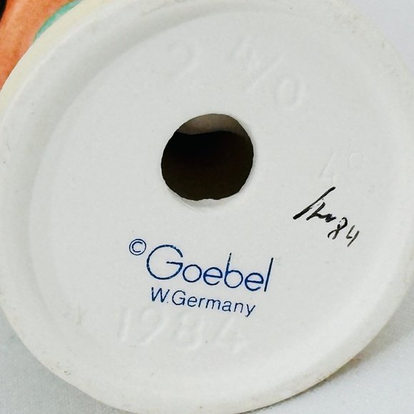 Goebel Hummel Little Fiddler 2 4/0 MIniature Hummel TMK-6 (1984) - Picture 8 of 8